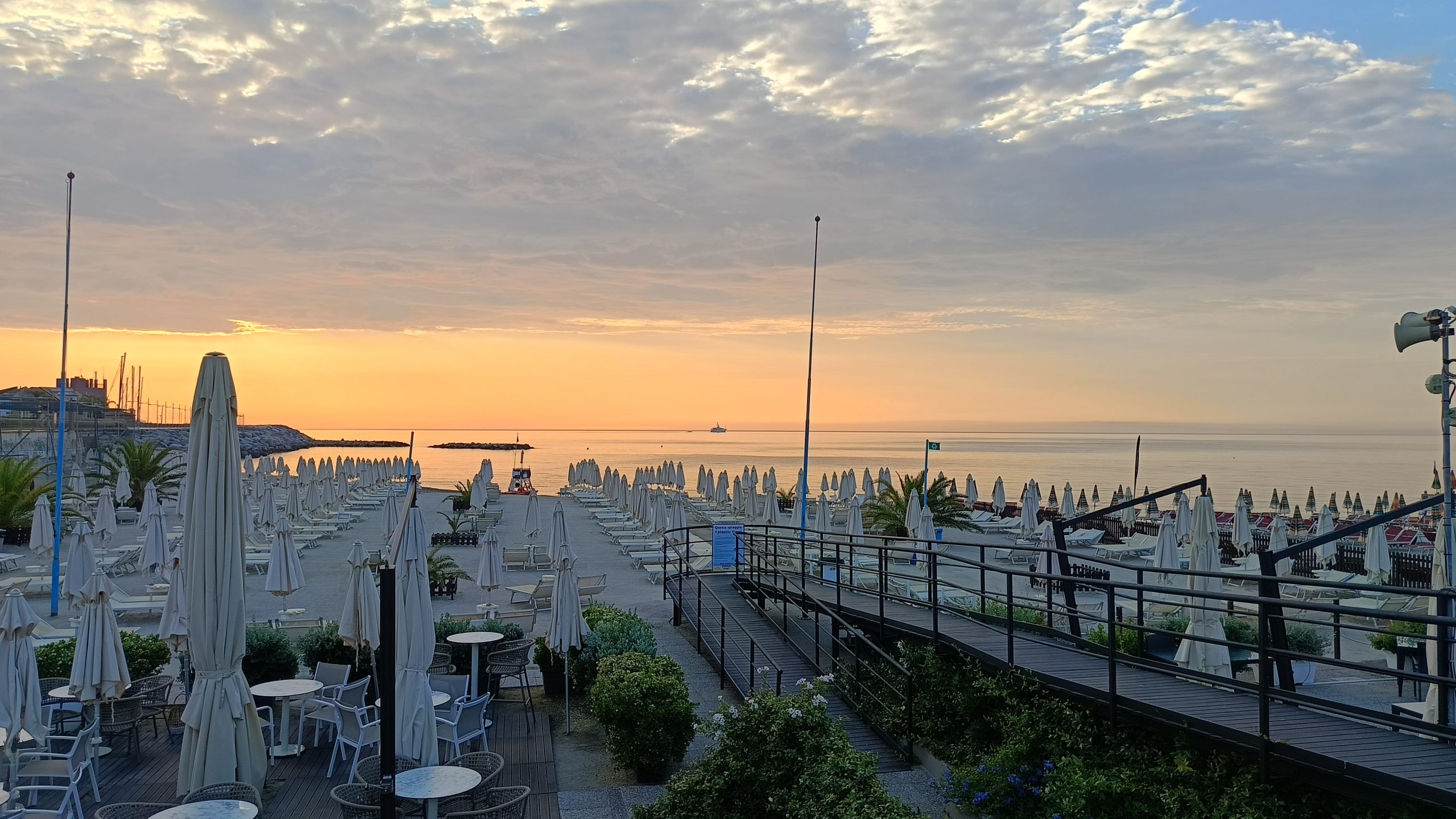 L'alba fotografata dai bagni Varesina - Maremontana Running Park