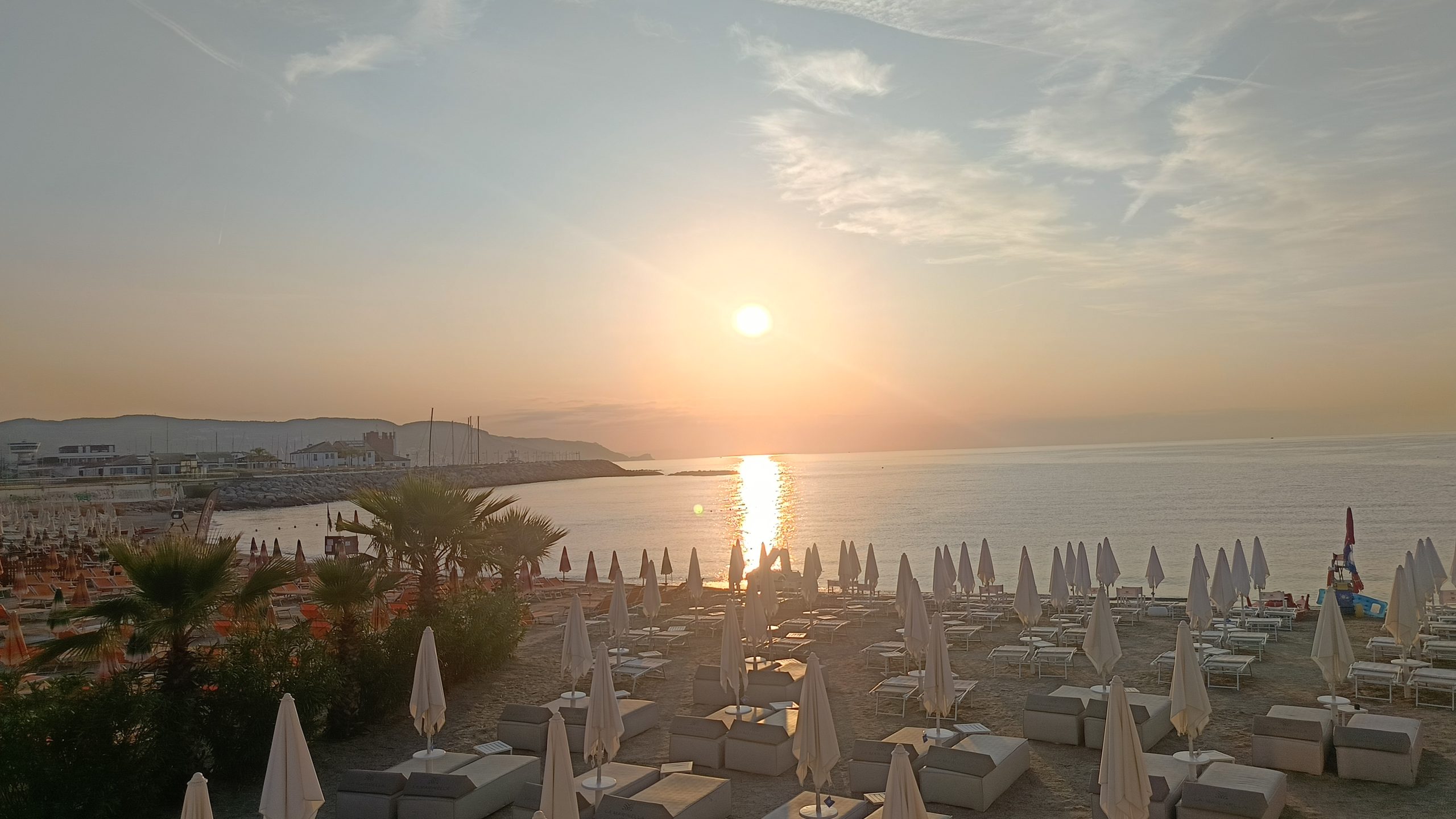 L'alba fotografata dai bagni Marinella - Maremontana Running Park