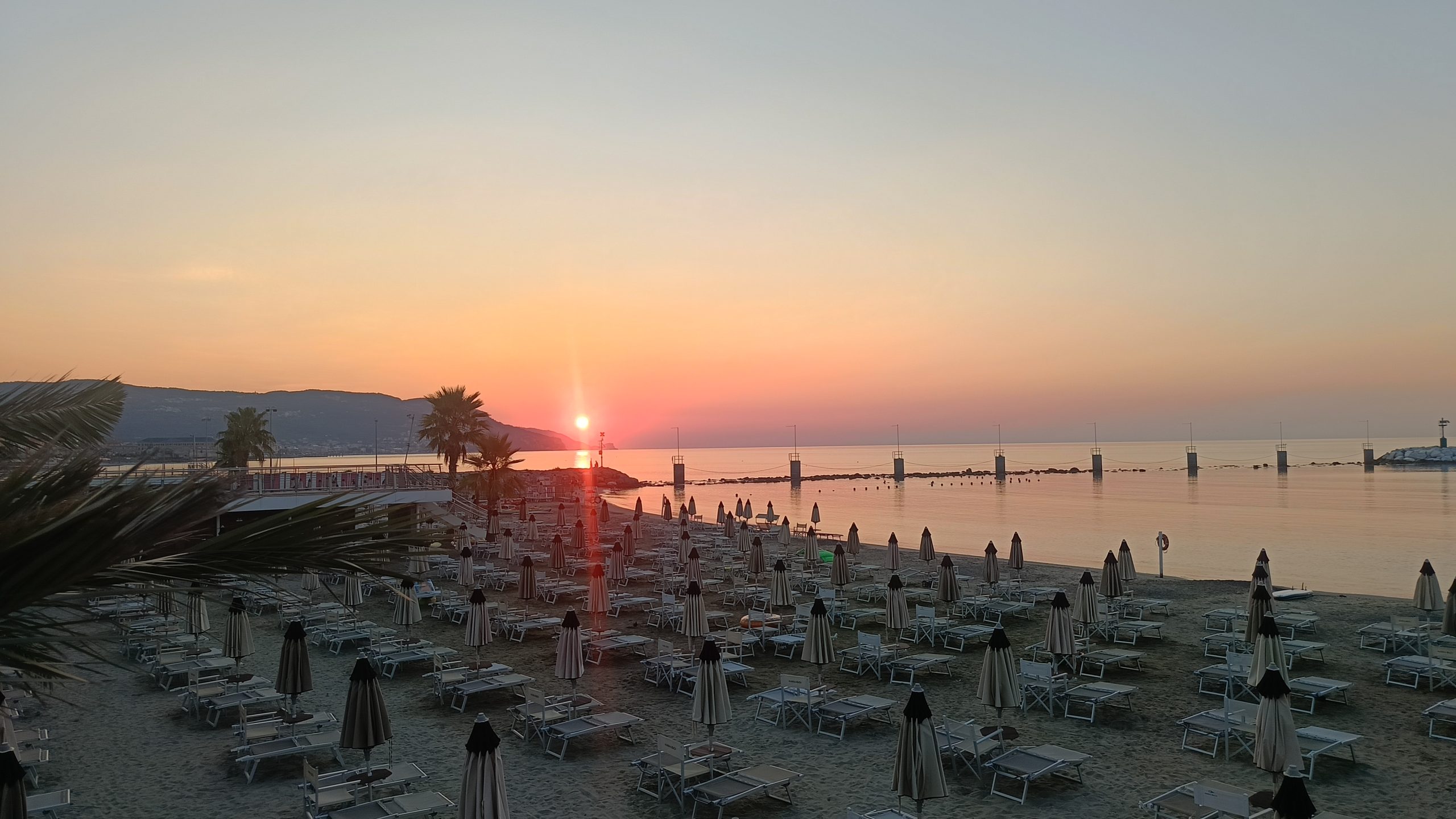 L'alba fotografata dai bagni B Fly - Maremontana Running Park